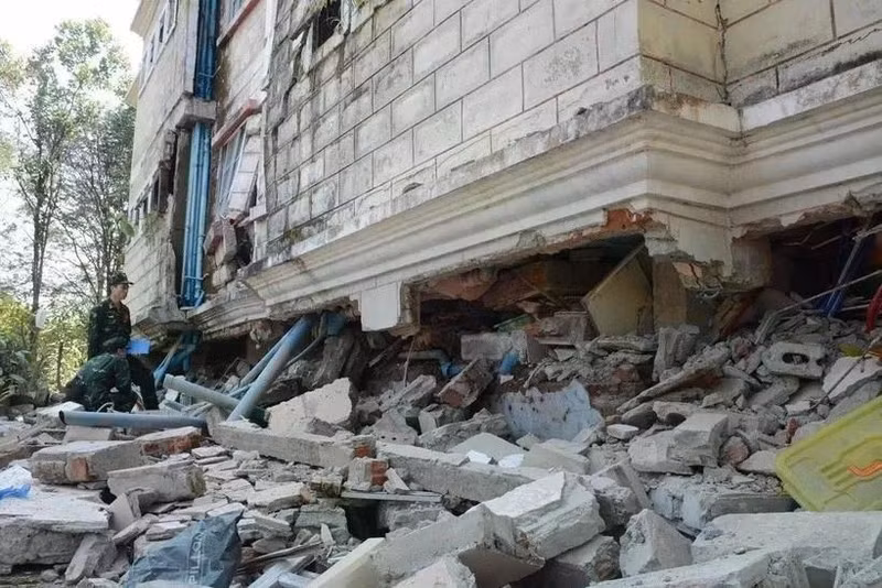 Rescuers approach a residential area affected by the earthquake in Nay Pyi Taw. (Photo: VNA)