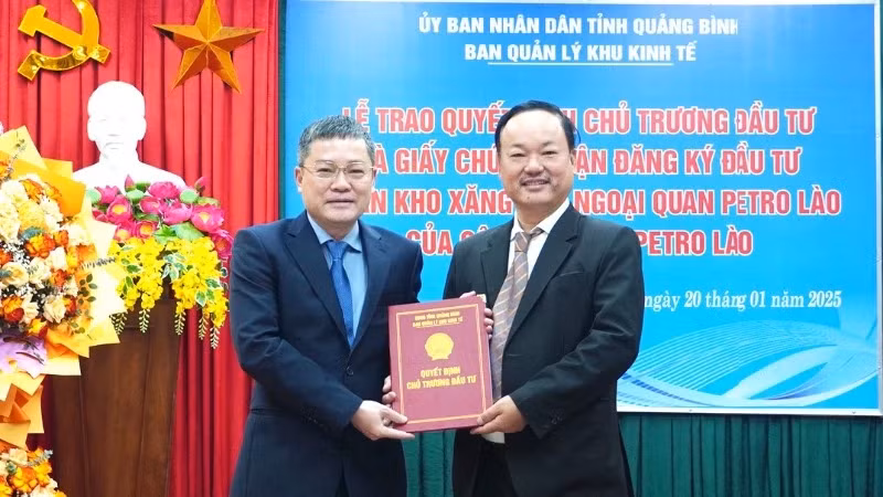 Vice Chairman of Quang Binh Province, Phan Phong Phu (left), presents the project's investment approval decision to the leader of Petro Lao Co., Ltd.