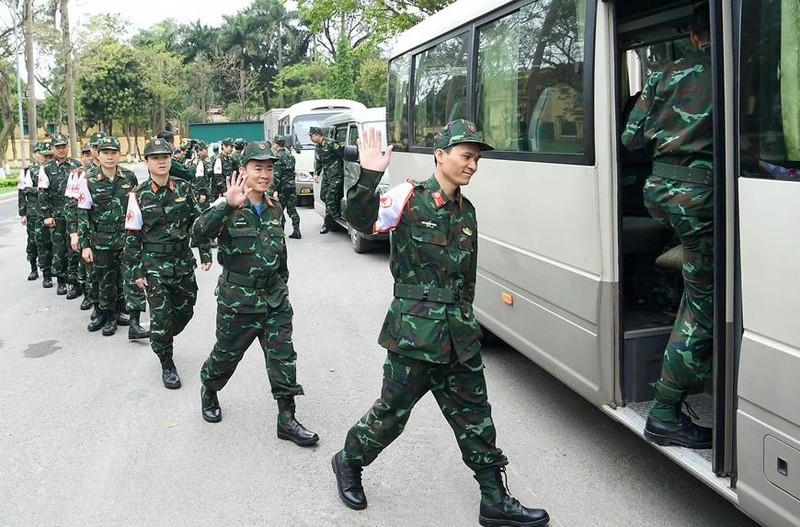 The Vietnam People's Army (VPA) team participating in the earthquake relief efforts in Myanmar get on a bus to Noi Bai International Airport to depart for Myanmar (Photo: VNA)