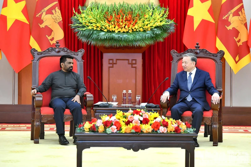 General Secretary of the Communist Party of Viet Nam Central Committee To Lam (right) receives Sri Lankan President Anura Kumara Dissanayaka on May 4. (Photo: NDO)