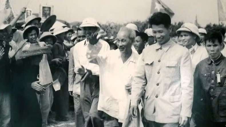 President Ho Chi Minh visits the salt fields and several local households on Co To Island. (Archival photo)