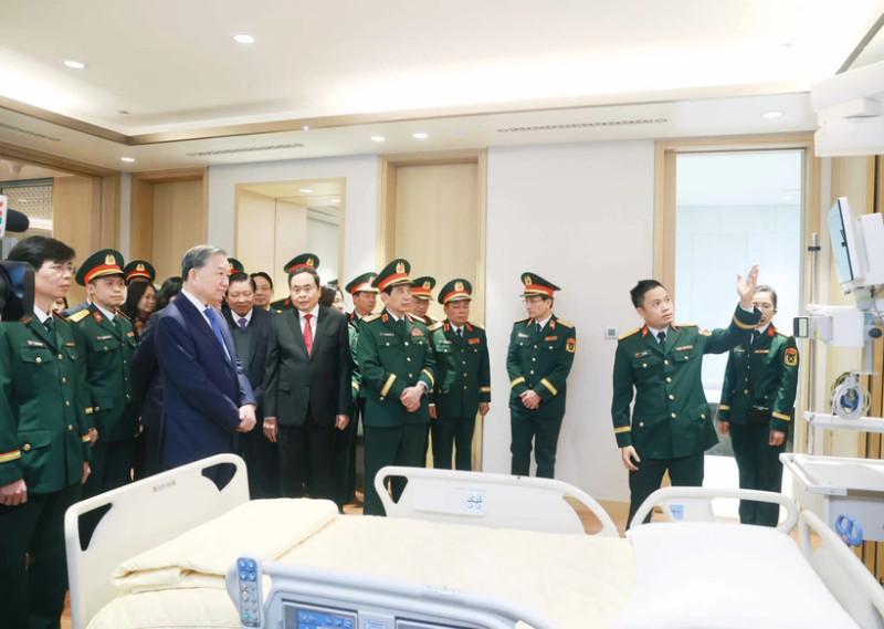 Party General Secretary To Lam and several key political figures visit the the Institute for Health Protection of Central Officials and the Clinical Institute for Infectious Diseases. (Photo: VNA)