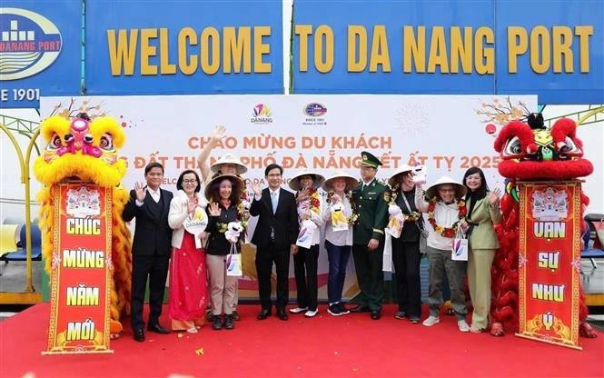 Da Nang welcomes first foreign tourists to the city (Photo: VNA)