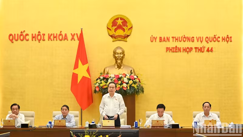NA Chairman Tran Thanh Man and NA Vice Chairmen attend and chair the session.