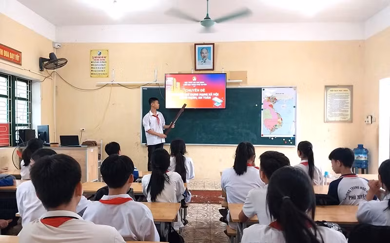 Students of Phu Xuyen Secondary School (Hanoi) participate in team activities with the theme “Skills for using social media in a healthy and safe manner.”
