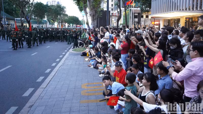 Although the second full rehearsal of the parade is scheduled to start at 7 PM, people have already flocked to the roads surrounding the Independence Palace 3–4 hours earlier, especially Le Duan Street, eager to witness the grand parade of the Vietnam people’s armed forces.
