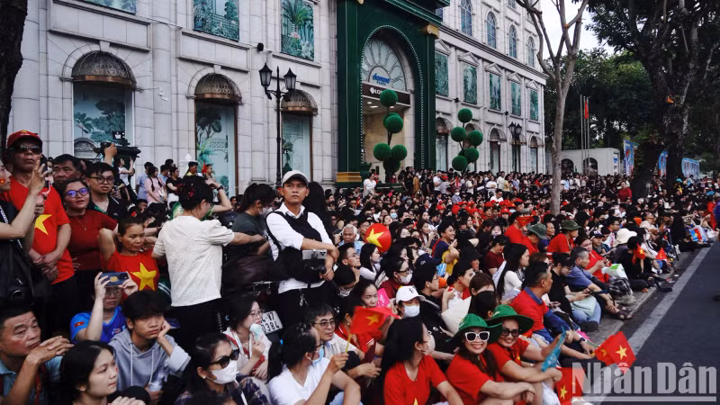 Citizens excitedly await the second rehearsal on Le Duan Street, anticipating a majestic parade by the armed forces.