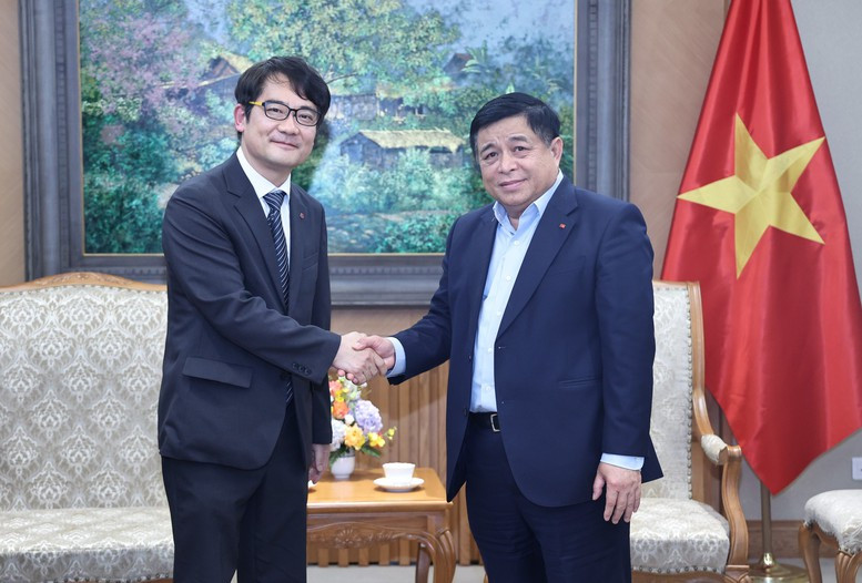 Deputy PM Nguyen Chi Dung receives Choi In Kwan, General Director of LG Display Vietnam Hai Phong. (Photo: VGP)