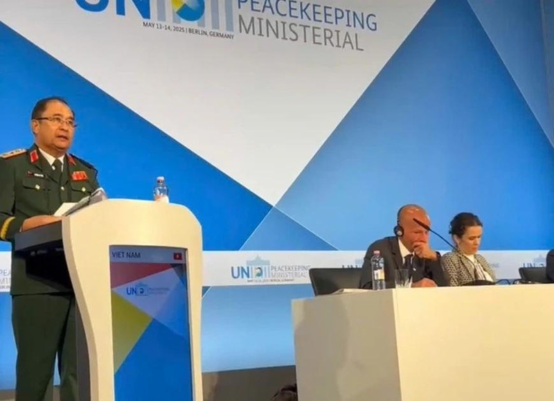 Deputy Chief of the General Staff of the Viet Nam People's Army Senior Lieutenant General Phung Si Tan speaks at the UN Peacekeeping Ministerial 2025 Berlin. (Photo: qdnd.vn)
