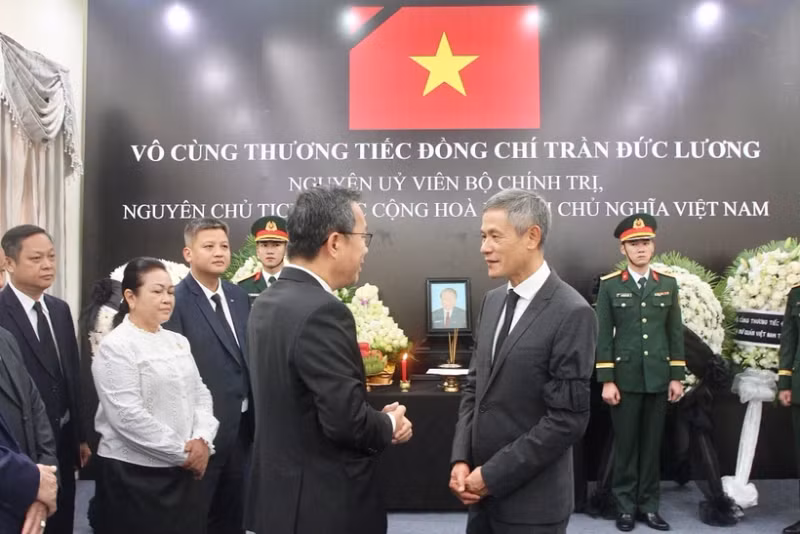 Foreign diplomats come to the Vietnamese Embassy in Cambodia to pay tribute to former Politburo member, former State President Tran Duc Luong. (Photo: VNA)