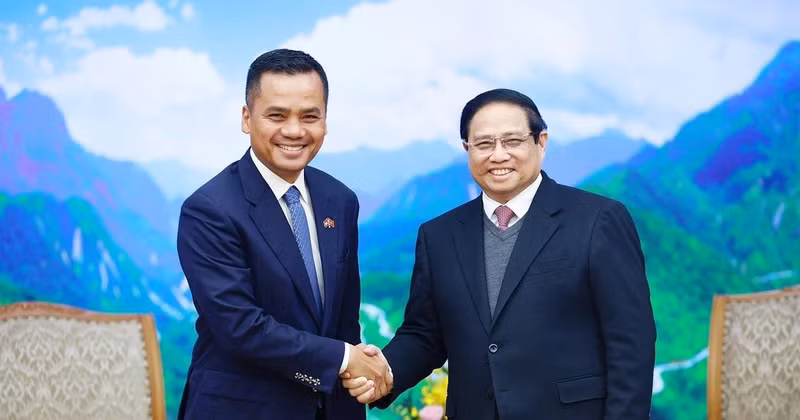 Prime Minister Pham Minh Chinh (R) and Cambodian Deputy Prime Minister and Minister of Interior Sar Sokha in Hanoi on February 19. (Photo: VNA)