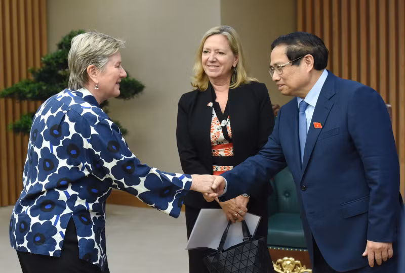 Prime Minister Pham Minh Chinh welcomes Mariam J. Sherman, WB Country Director for Vietnam, Cambodia and Laos along with members of her delegation.