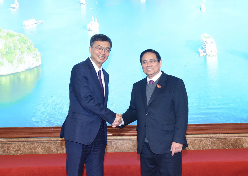 Prime Minister Pham Minh Chinh (R) meets with Chen Gang, member of the CPC Central Committee and Secretary of the CPC Committee of the Guangxi Zhuang Autonomous Region (Photo: VNA)