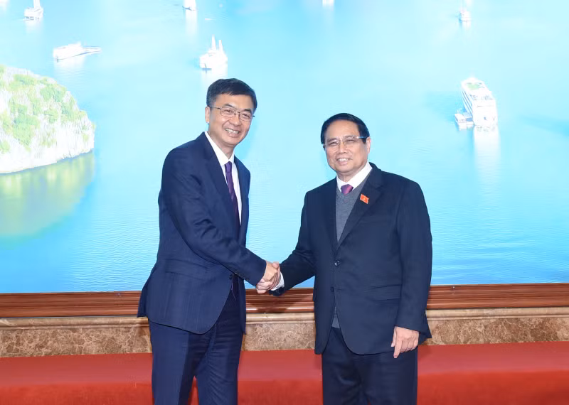 Prime Minister Pham Minh Chinh (R) meets with Chen Gang, member of the CPC Central Committee and Secretary of the CPC Committee of the Guangxi Zhuang Autonomous Region (Photo: VNA)