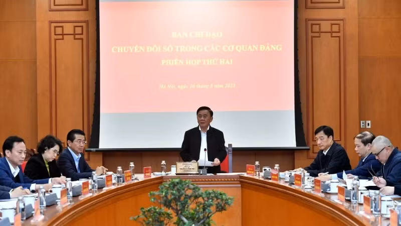 Tran Cam Tu, Politburo Member and Standing Member of the Secretariat, chairs the second meeting of the Steering Committee for Digital Transformation in Party Agencies. (Photo: Dang Khoa)