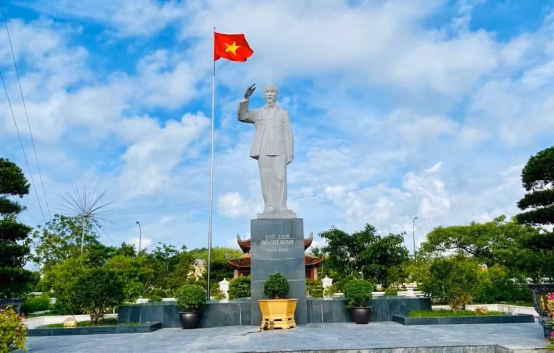 The statue of President Ho Chi Minh on Co To Island is a source of pride and honour for the armed forces and people of this frontier district. (Photo: nhandan.vn) The statue of President Ho Chi Minh on Co To Island is a source of pride and honour for the armed forces and people of this frontier district. (Photo: nhandan.vn)