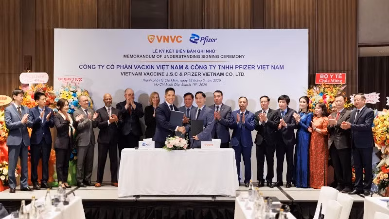 Representatives of Pfizer Vietnam and VNVC sign the MOU