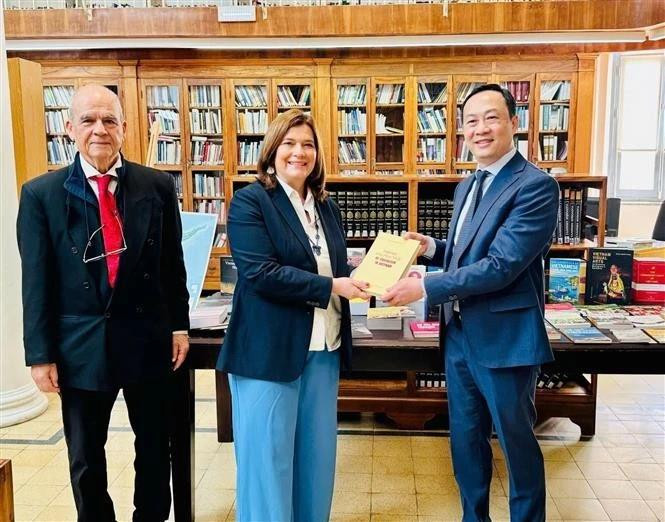 Vietnamese Ambassador Duong Hai Hung (far right) presents a book to Cypriot Deputy Minister of Culture Vasiliki Kassianidou during the book donation ceremony at the Cyprus Library in the capital Nicosia, on March 27. (Photo: VNA)