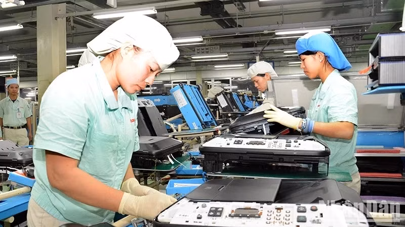 Female workers of Canon Company at Thang Long Industrial Park, Hanoi. (Photo: nhandan.vn)