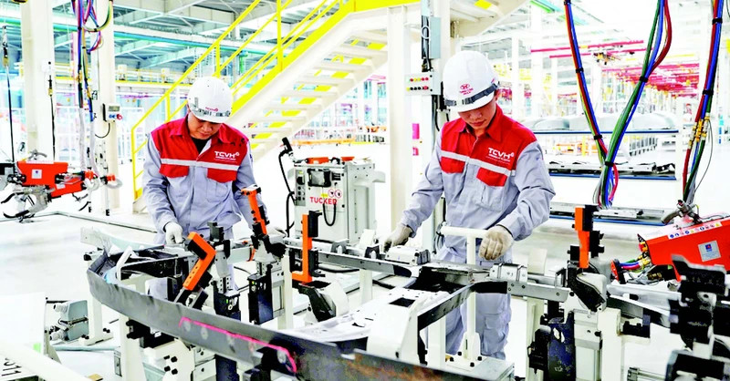 Workers at the Thanh Cong Viet Hung Automobile Factory in Ha Long City, Quang Ninh Province. (Photo: Quang Tho)