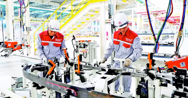 Workers at the Thanh Cong Viet Hung Automobile Factory in Ha Long City, Quang Ninh Province. (Photo: Quang Tho)