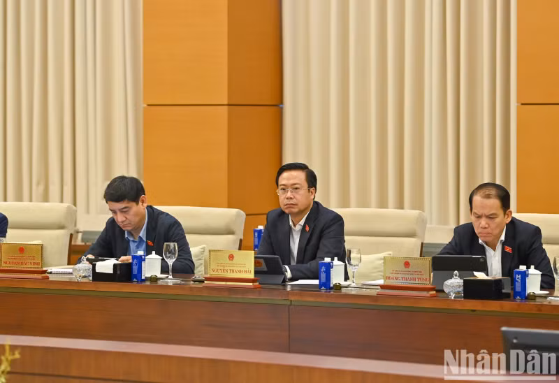 Delegates attend the session. Delegates attend the session.