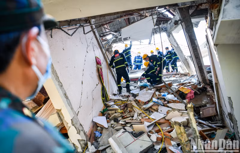 Major General Pham Van Ty, head of the task force, directs team members to search actively.