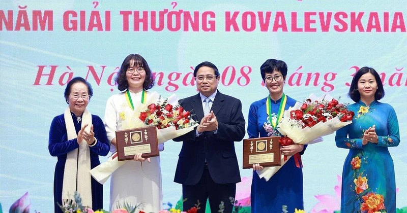 Prime Minister Pham Minh Chinh (C) congratulates two winners of 2024 Kovalevskaia Award (Photo: VNA)