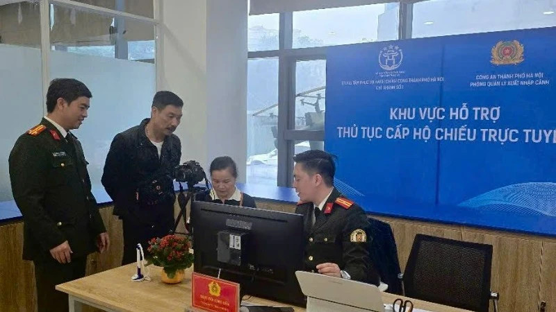 Passport issuance support point at the Tay Ho Public Administration Service Centre Branch. (Photo: The Immigration Management Office, Hanoi Police)