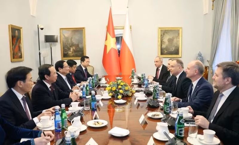 At the meeting between Vietnamese Prime Minister Pham Minh Chinh (third, left) and Polish President Andrzej Duda (third, right) at the Presidential Palace in Warsaw. (Photo: VNA)