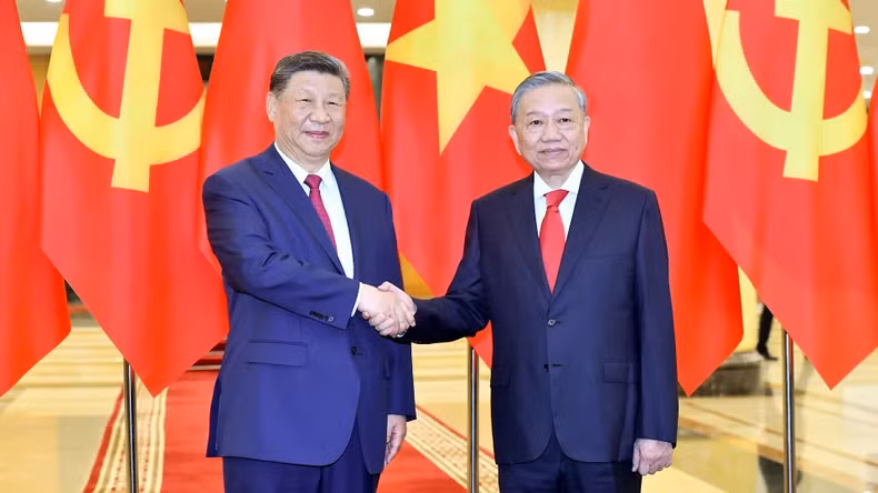 General Secretary of the Communist Party of Vietnam (CPV) Central Committee To Lam (right) and General Secretary of the Communist Party of China (CPC) Central Committee and President of China Xi Jinping. (Photo: DANG KHOA)