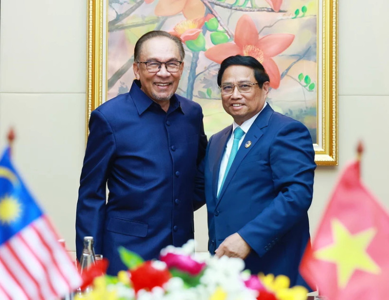 Prime Minister Pham Minh Chinh (R) and Malaysian Prime Minister Anwar Ibrahim at a meeting in October 2024. (Photo: Duong Giang/VNA)