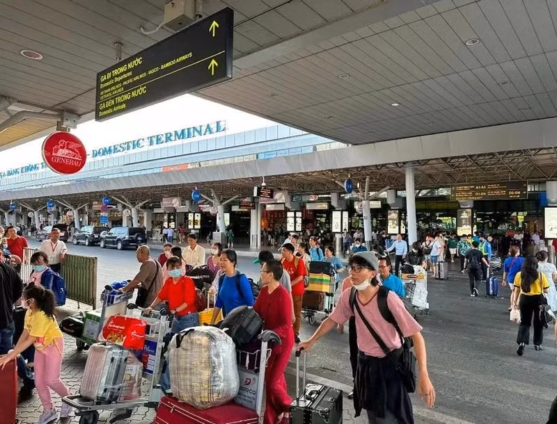 Passengers at Tan Son Nhat International Airport (Photo: VNA)