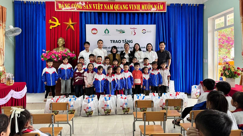 Gift giving programme for students in Quang Binh Province. (Photo: C asean)