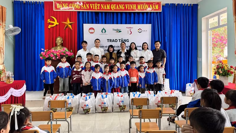 Gift giving programme for students in Quang Binh Province. (Photo: C asean)