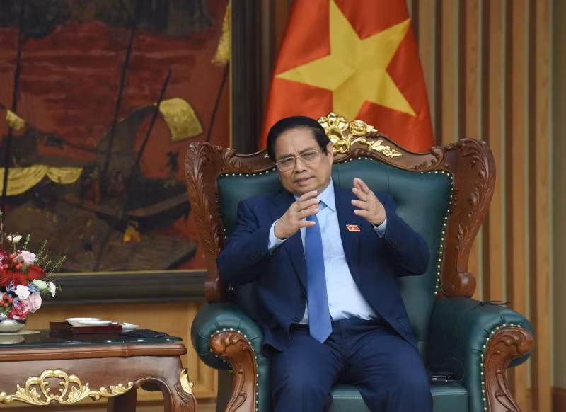Prime Minister Pham Minh Chinh speaks at the meeting.