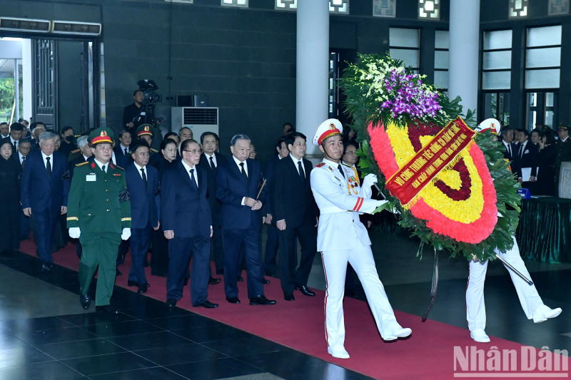 The delegation of the Party Central Committee pays tribute to former President Tran Duc Luong.
