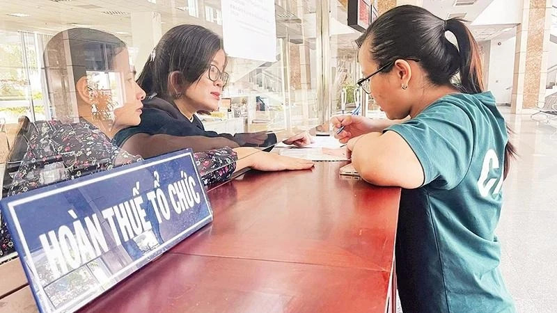 A citizen completes tax refund procedures at the Ho Chi Minh City Tax Department. (Photo: NGUYEN ANH)
