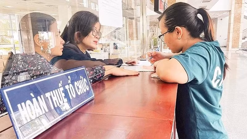 A citizen completes tax refund procedures at the Ho Chi Minh City Tax Department. (Photo: NGUYEN ANH)