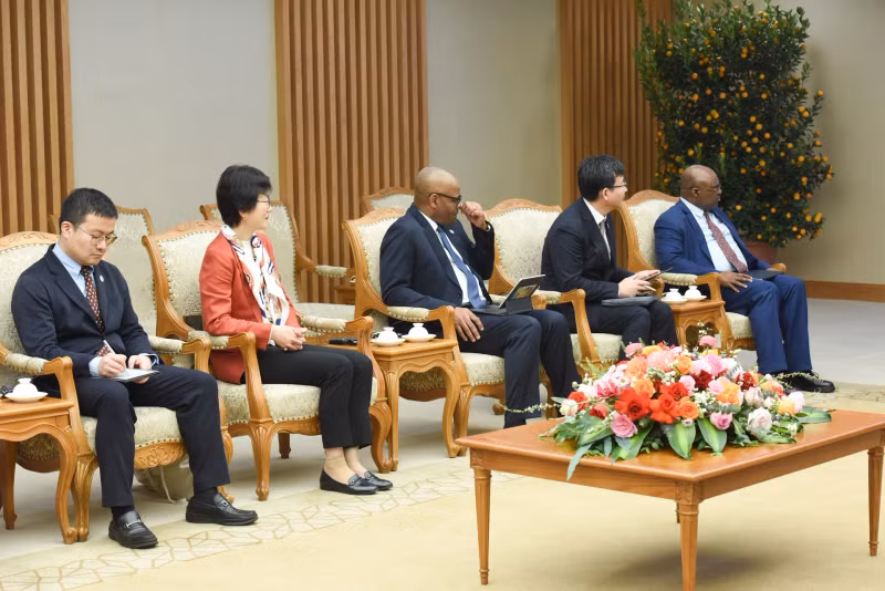 Members accompanying the FAO Director General attend the reception.