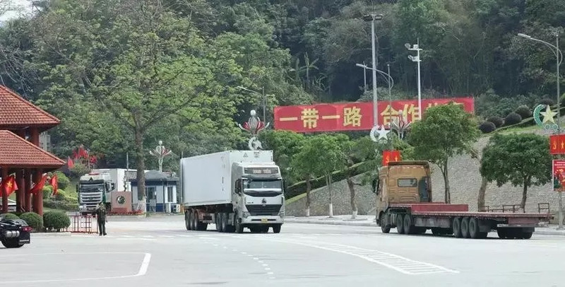 Trucks carry imported/exported goods at Huu Nghi border gate in the northern province of Lang Son. (Photo: VNA)