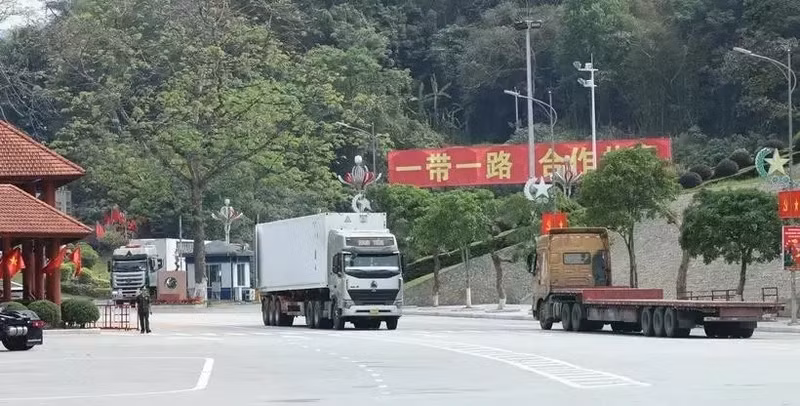 Trucks carry imported/exported goods at Huu Nghi border gate in the northern province of Lang Son. (Photo: VNA)