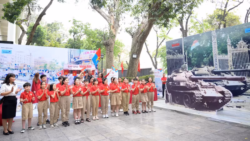 Students from Trang An Primary School (Hoan Kiem, Hanoi) are excited to explore the displays. 