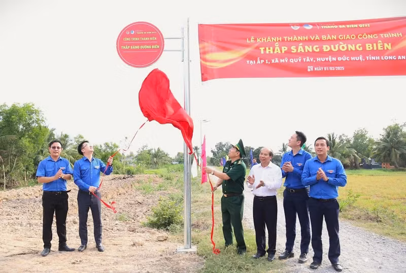 Nguyen Tuong Lam, Secretary of the Ho Chi Minh Communist Youth Union and President of the Vietnam Youth Federation (second from the left), along with representatives of relevant units, cut the ribbon to inaugurate the “Lighting up the border” project in Duc Hue District, Long An Province, as part of the launch ceremony of the “March at the Border” programme in 2025.