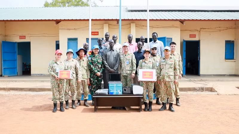 Education department leaders receive gifts from members of Viet Nam’s Engineering Unit Rotation 3.