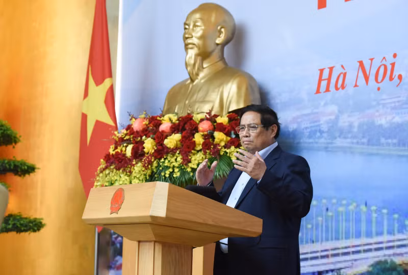 PM Pham Minh Chinh speaks at the 17th meeting of the State steering committee for national and key transport projects on May 10. (Photo: NDO)