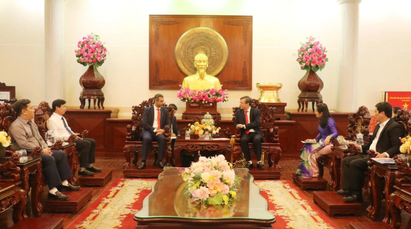 At the working session between Chairman of the Can Tho municipal People’s Committee Truong Canh Tuyen and Chargé d'Affaires of the United Arab Emirates (UAE) in Viet Nam Eisa Alhammadi (Photo: VNA)