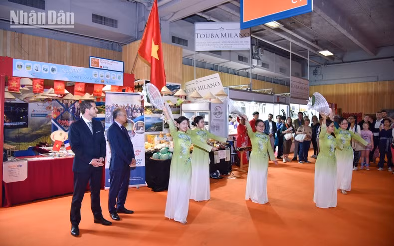 Traditional performances bring a lively atmosphere to the fair, turning it into not only a trade platform but also a cultural meeting ground for participating nations. Traditional performances bring a lively atmosphere to the fair, turning it into not only a trade platform but also a cultural meeting ground for participating nations.