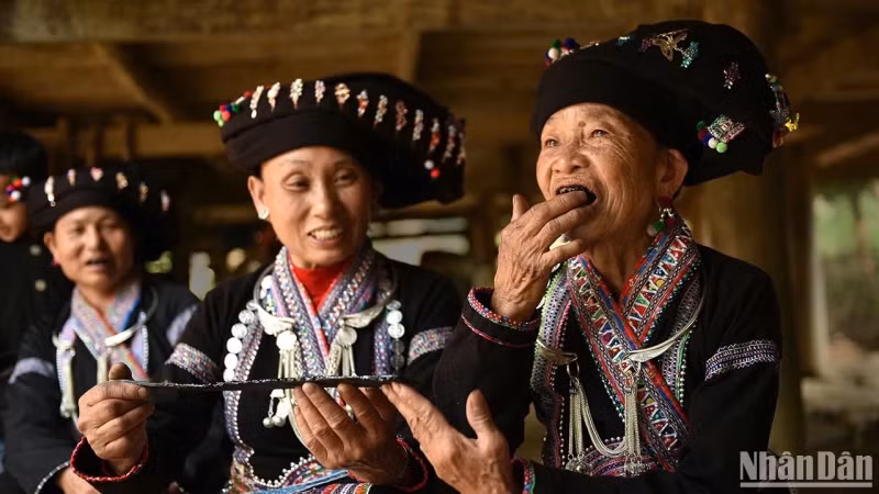 Due to modern aesthetic preferences, only middle-aged women continue the practice.