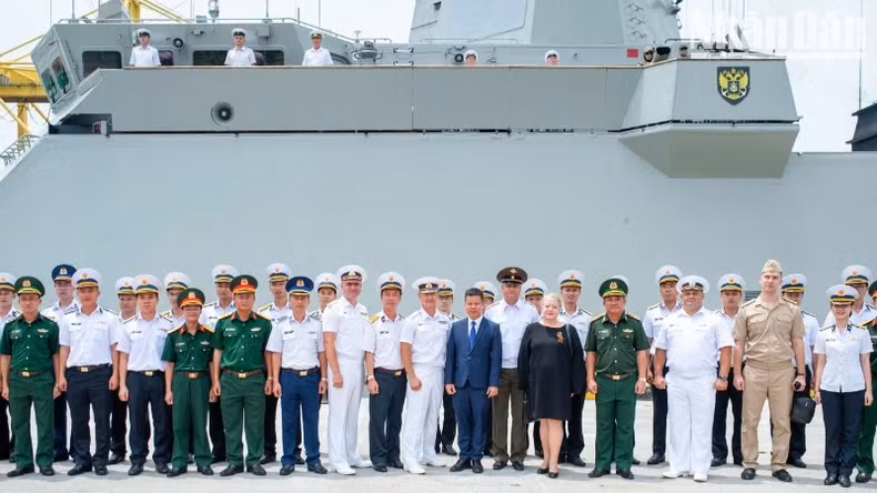 Delegates pose for a commemorative photo.